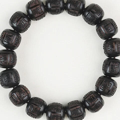 Bracelet en onyx. Gravé du mantra &quot;Om Mani Padme Hum&quot;, symbole de sérénité et compassion.
